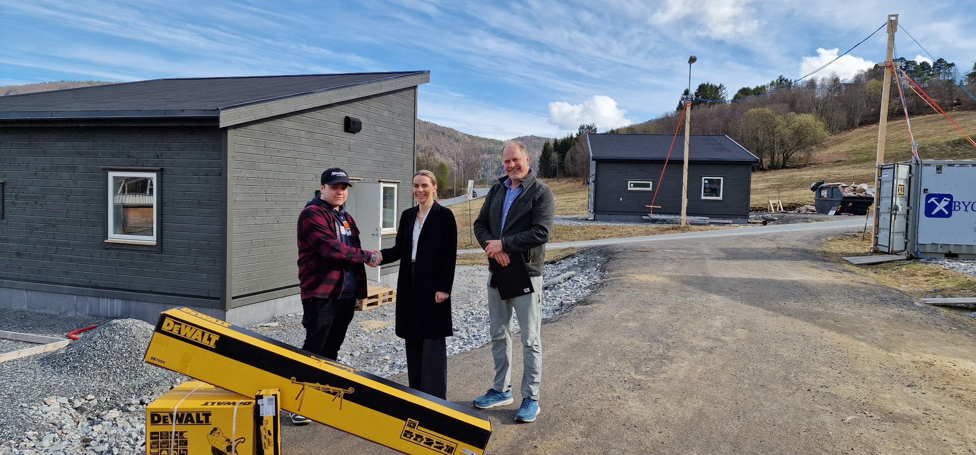 Fornøyd ung eier av Ung-Heim minihus.
