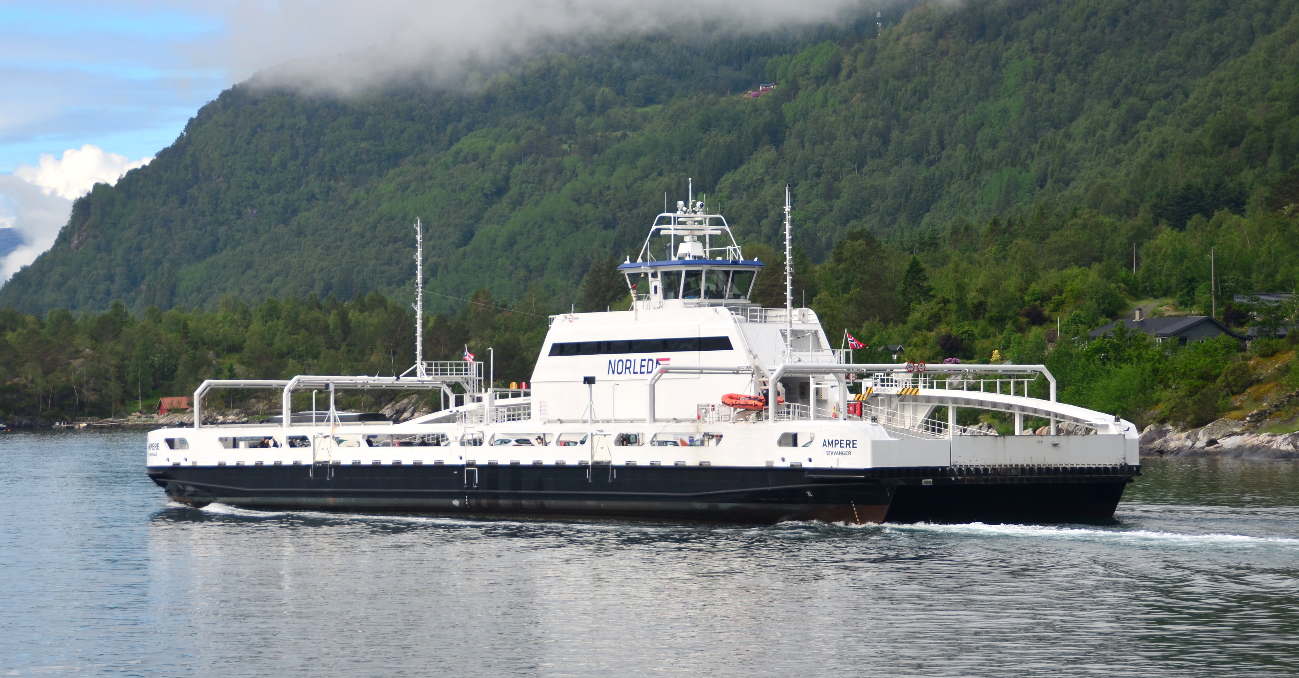 Bilde av bilfergen Ampere på fjorden