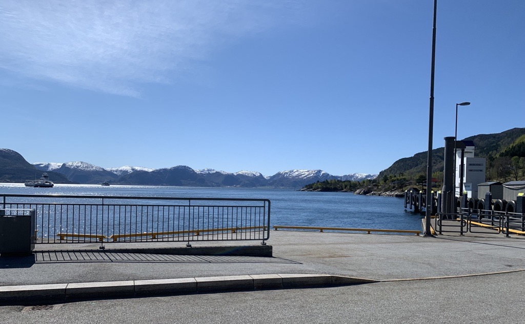 Bilde av kaiområde med fjorden og ferga i bakgrunnen