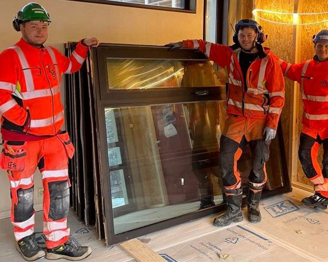 Arbeidere fra HS-bygg med demontert vindu.