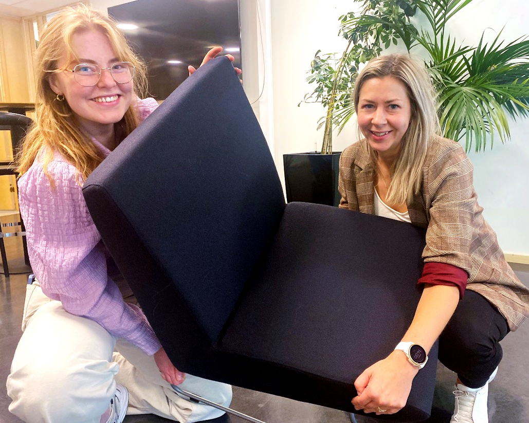 Marthe Fredriksen Hjort og Ingvild Skøien viser fram redesignet stol.