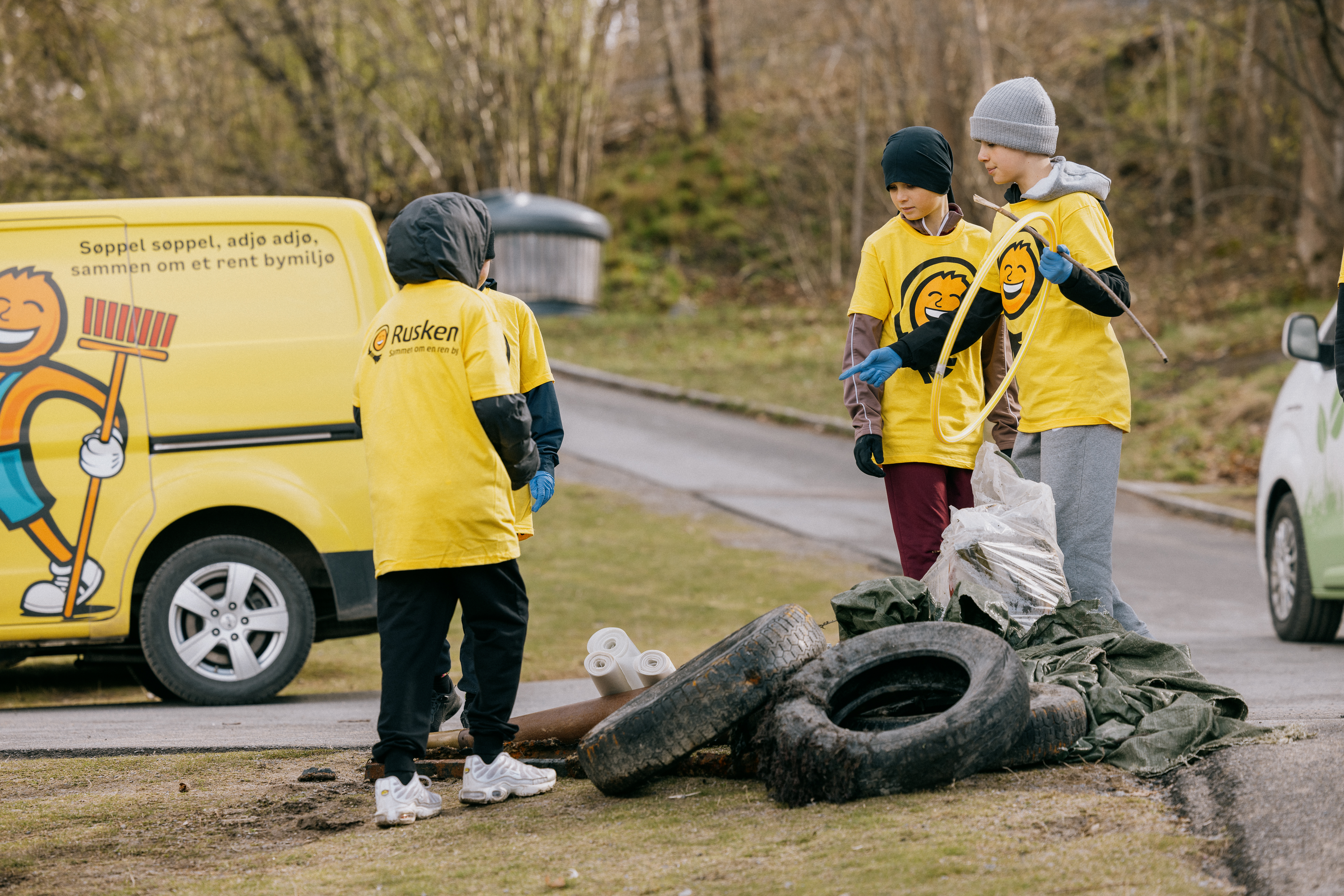 Rusken-ungdommer rydder søppel på Hvervenbukta.