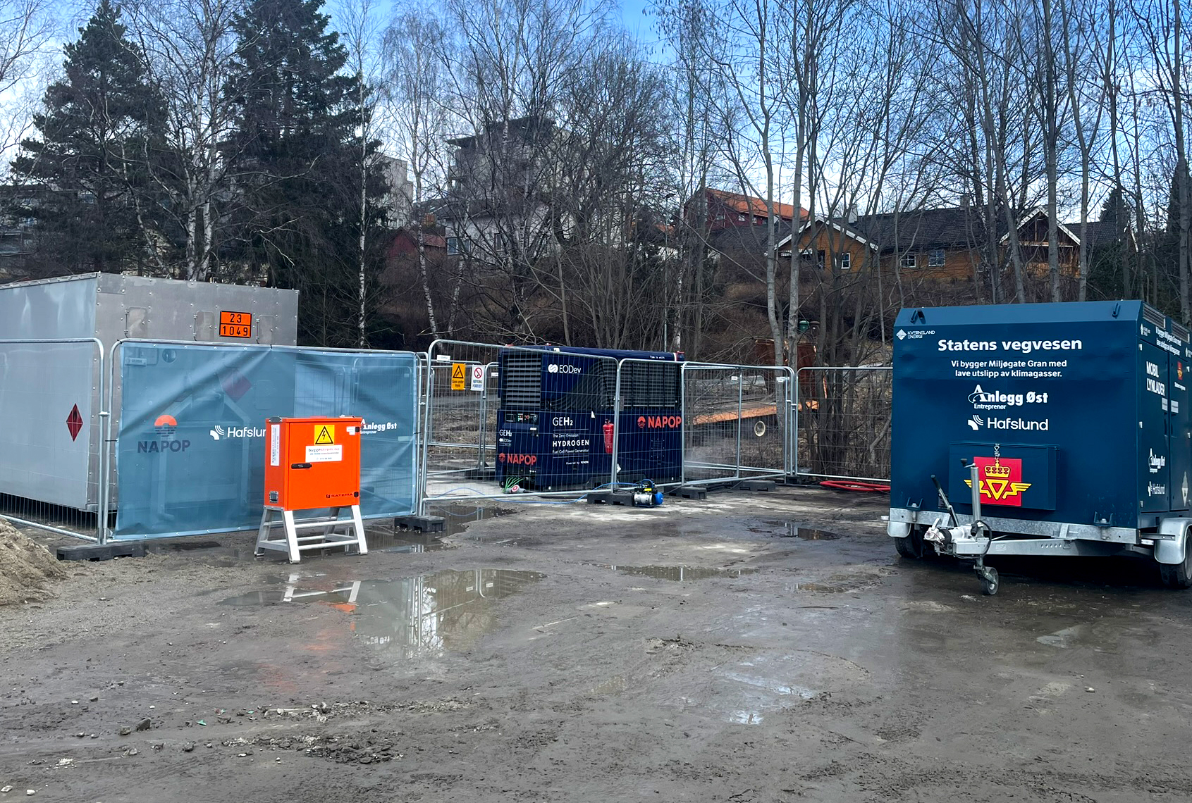 Bildet viser en hydrogenstasjon til venstre, brenselcelle i midten og mobil lynlader til høyre.