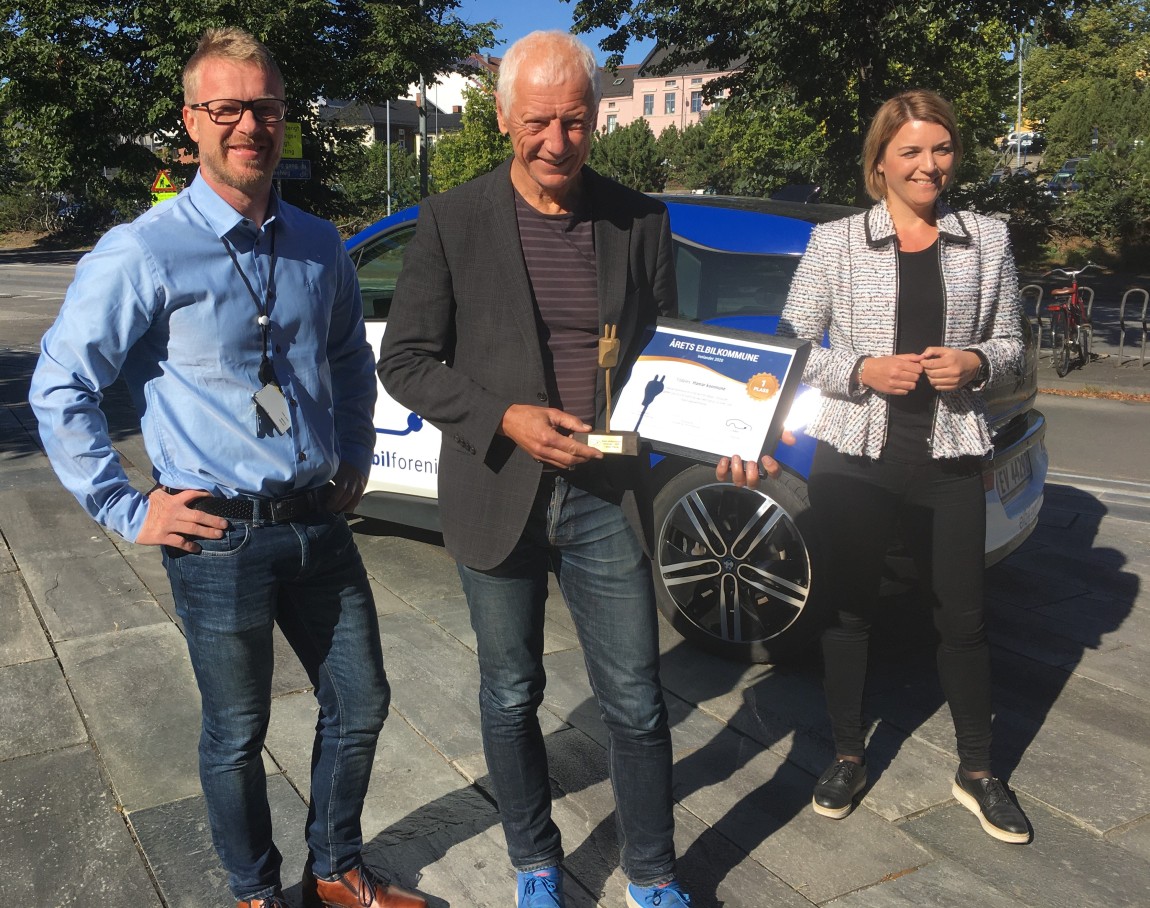 Prismotakelse. Tre personer på bildet.
