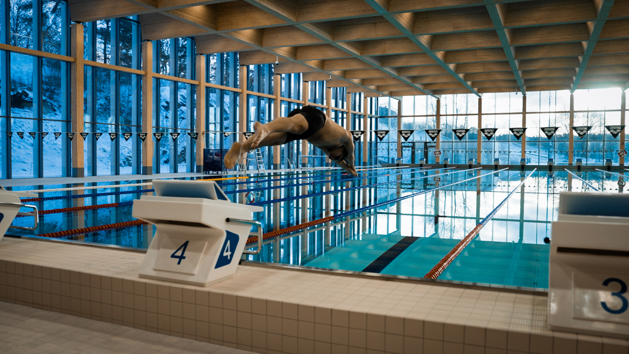 mann stuper i vannet paa toyenbadet