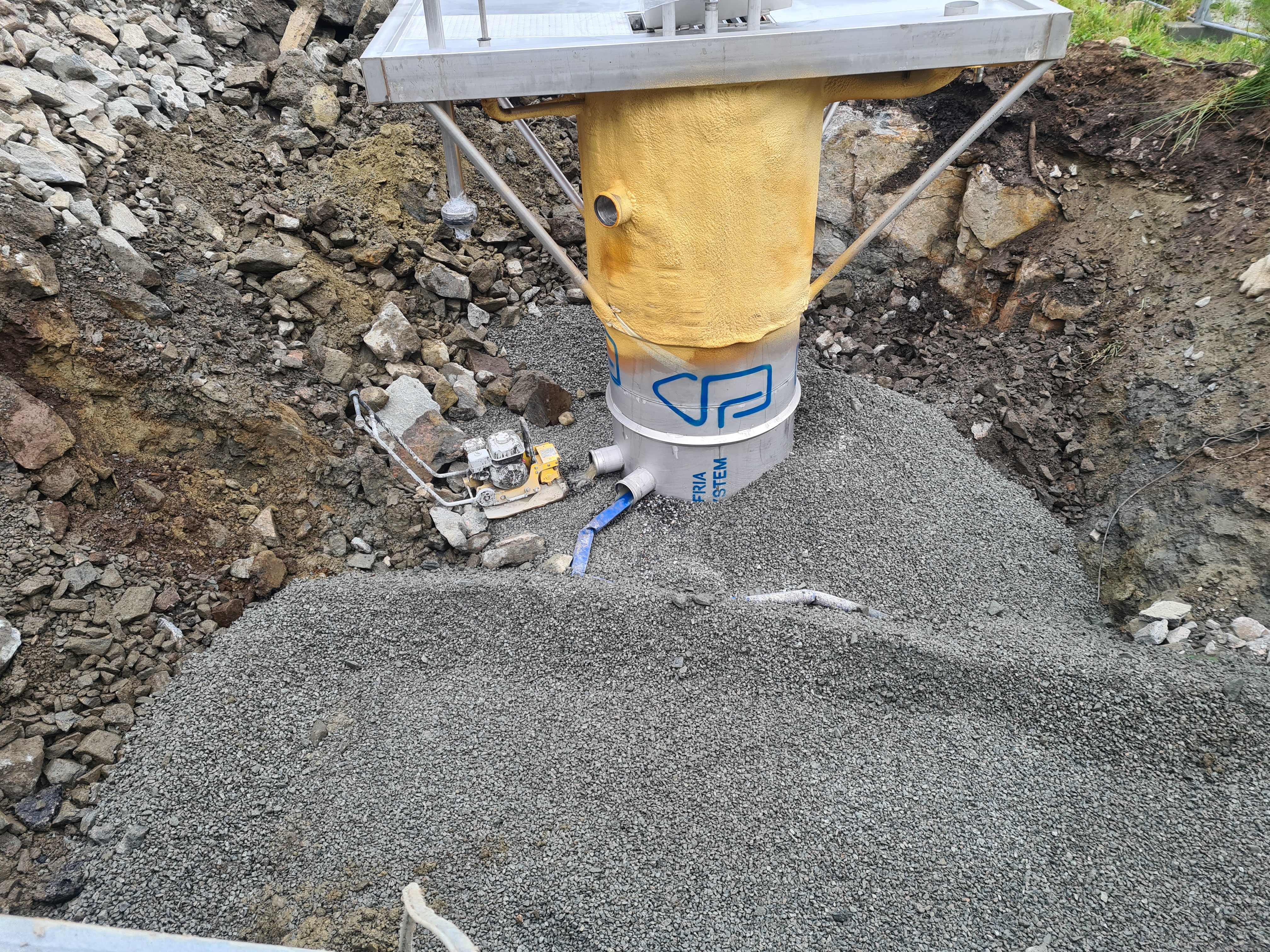 Pumpe i rustfritt stål er festet i bakken.