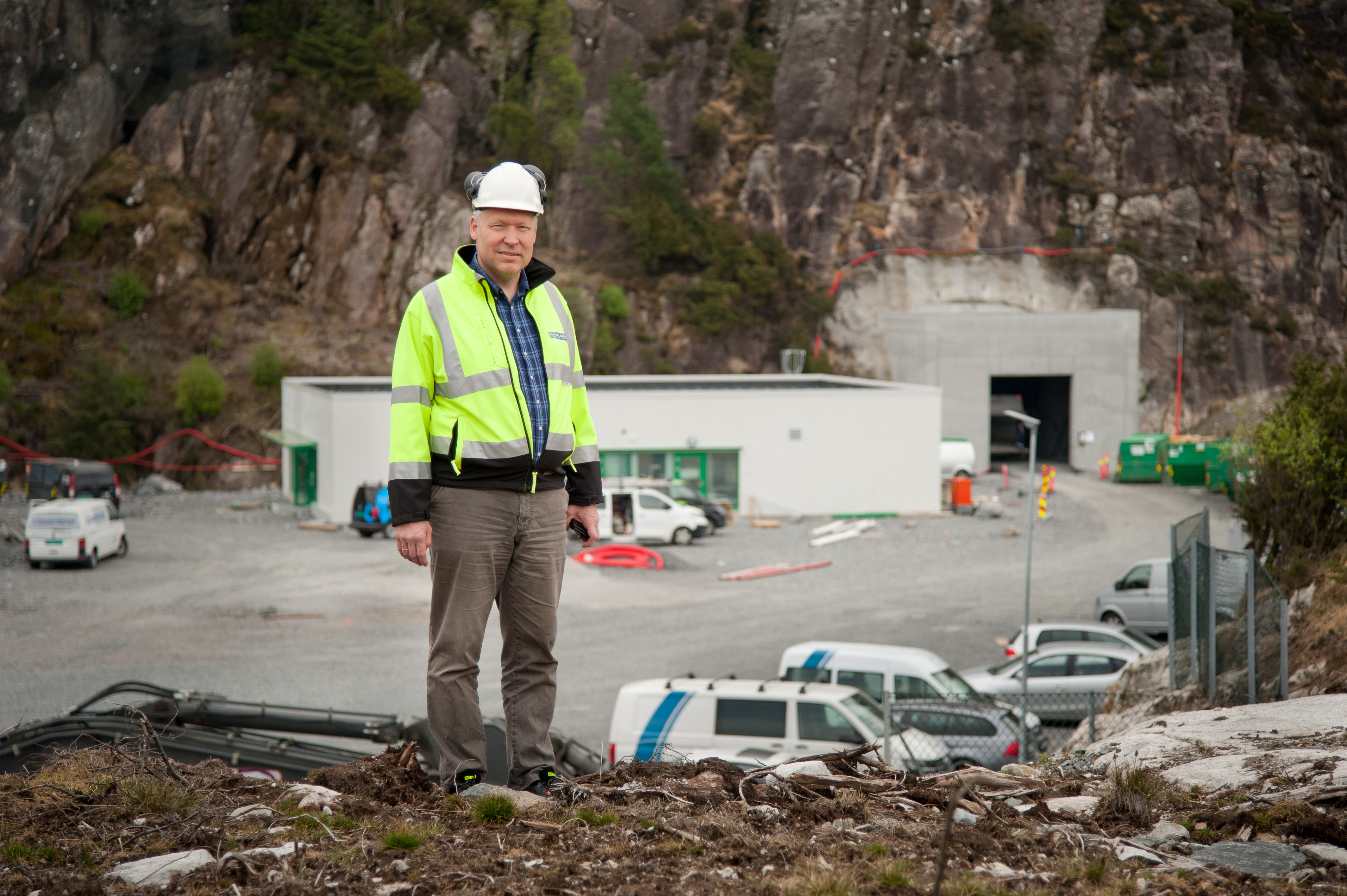 Ulvestad staar paa en bakke fremfor der renseanlegge skal bli bygget