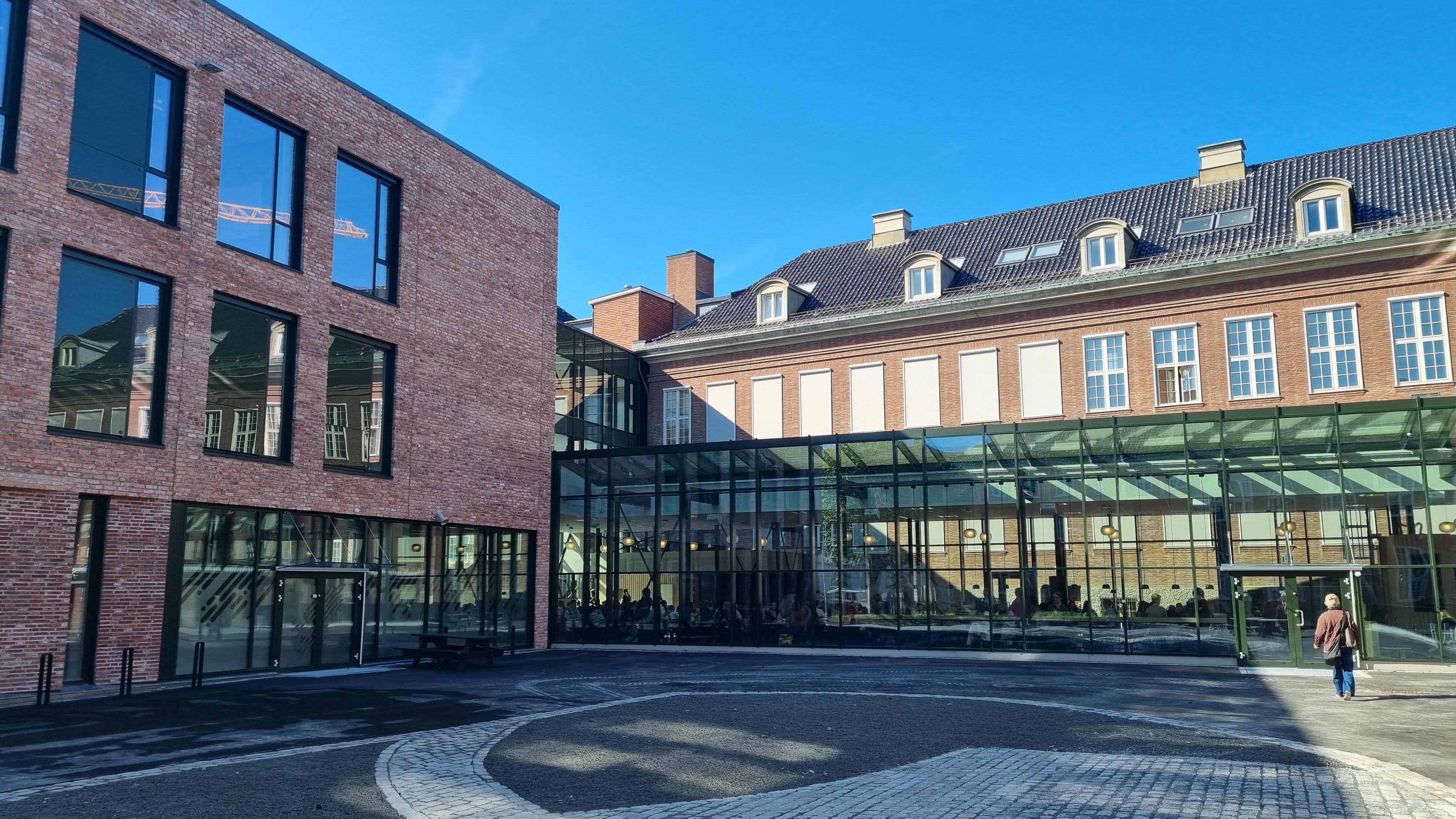 Trondheim katedralskole med nybygg til venstre