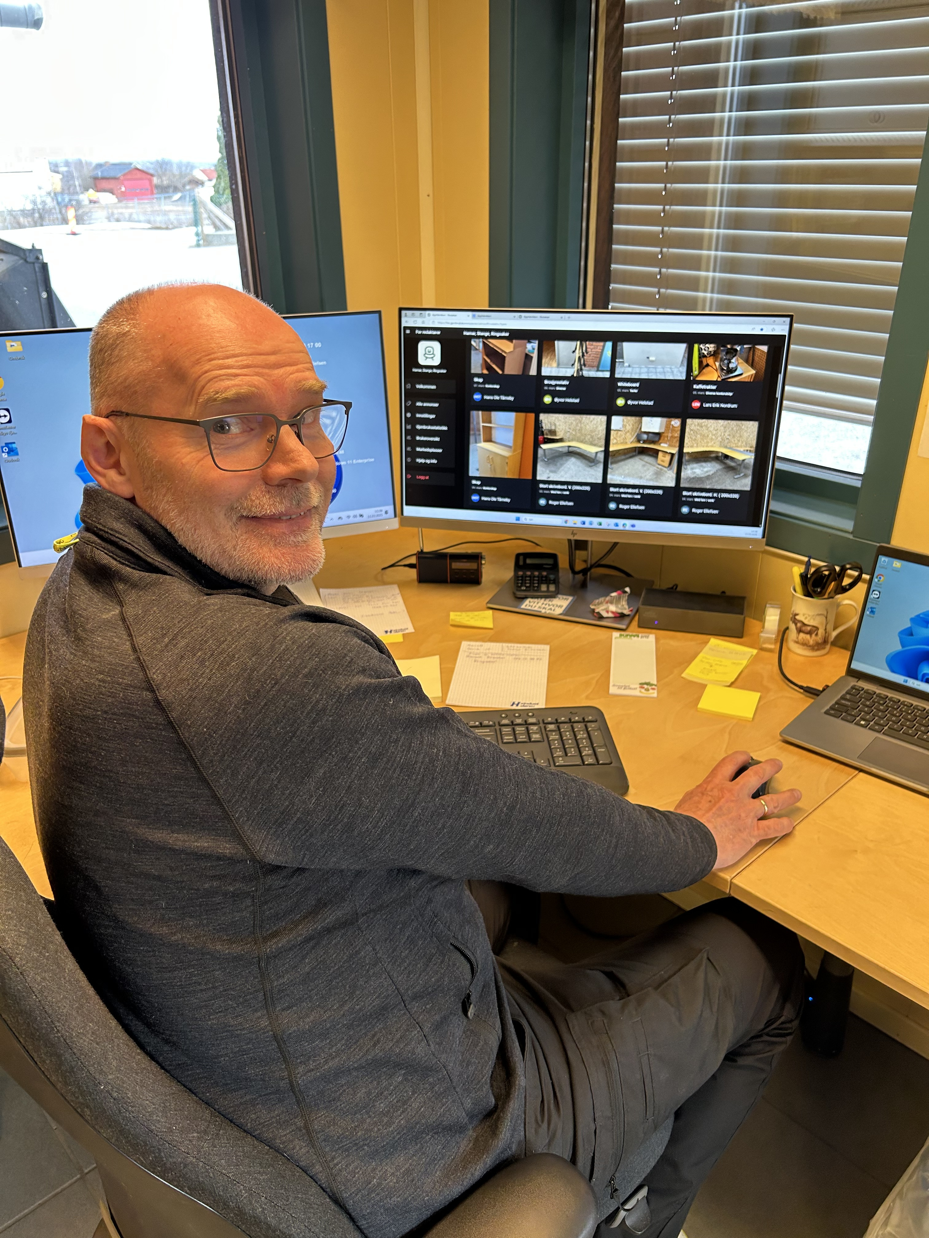 Ombrukskordinator i arbeid foran maskinen