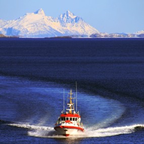 Bodø med fjell hav og båt.