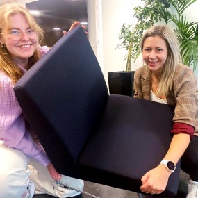 Marthe Fredriksen Hjort og Ingvild Skøien viser fram redesignet stol.