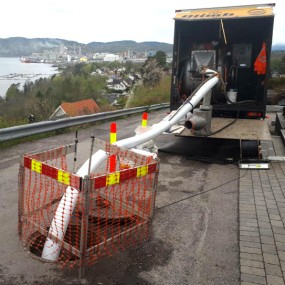 Strømpekjøring for gravefri fornyelse av ledningsnett på Herøya.