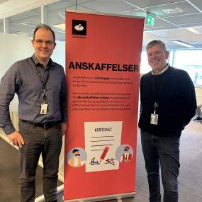 Hammer og Leinum i Skatteetaten foran rollup 