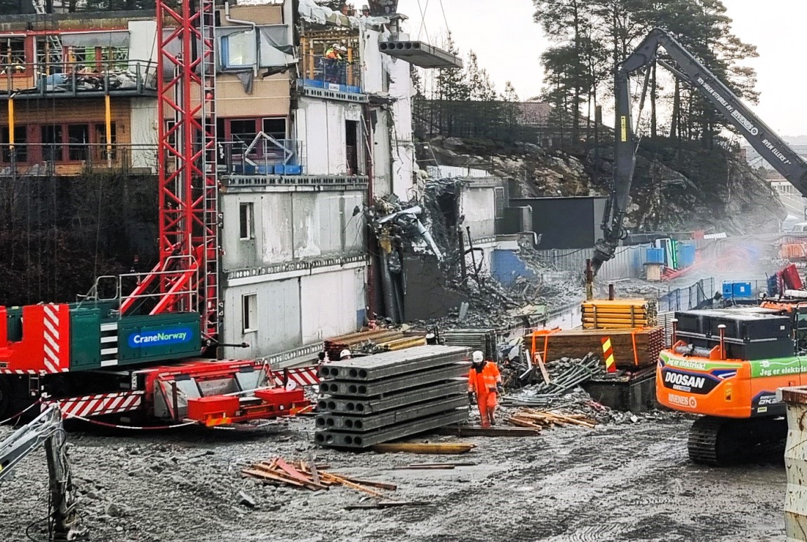 Bildet viser hulldekker som demonteres på byggeplass.