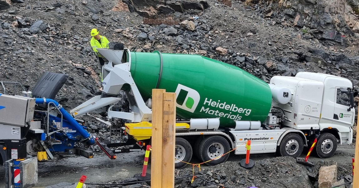 Bildet viser elektrisk betongbil og elektrisk betongpumpe
