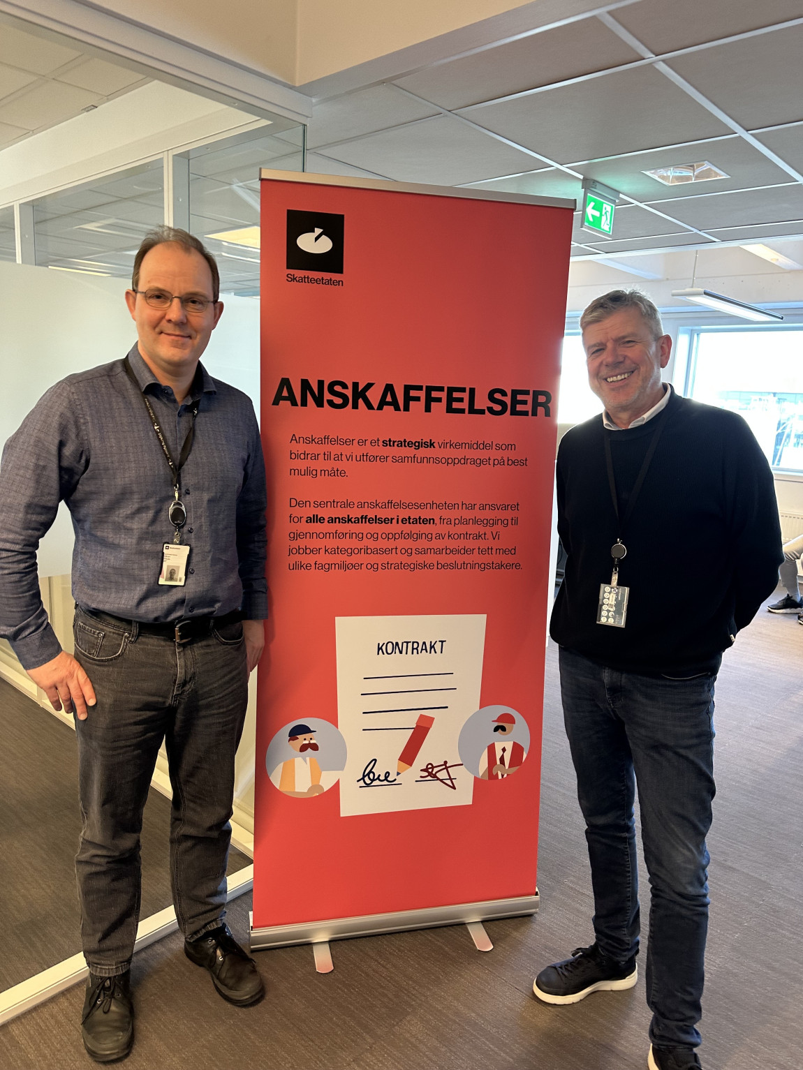Hammer og Leinum i Skatteetaten foran rollup 