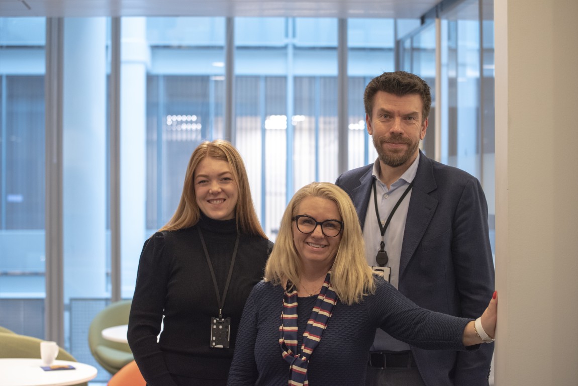 Fremover treffer du (fra venstre) Siv Helén Egelund Gjerstad Hege Strandhagen og Jostein Engen i avdeling for offentlige anskaffelser på nett. Digitalisering av offentlige anskaffelser